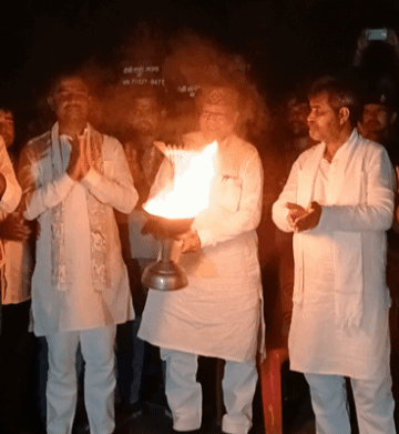 बड़हरा विधायक राघवेंद्र प्रताप सिंह के नेतृत्व में हुआ आयोजन, वेदमंत्रोच्चारण के बीच की गई गंगा महाआरती