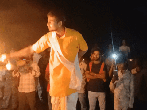 वेदमंत्रोच्चारण के बीच गंगा महाआरती की गई