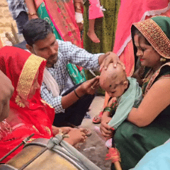 बच्चा होने पर लोगों ने ढोल-नगाड़े के बीच मुंडन कराया।