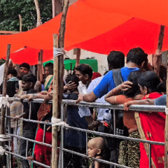 आस्था के आगे बारिश को इग्नोर किया, लाइन में लगे रहे।