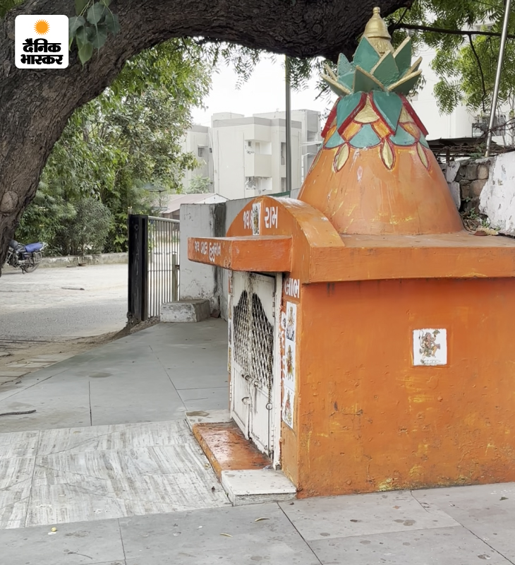 साबरमती जेल के मेन गेट के बाहर मौजूद हनुमान मंदिर की फोटो।