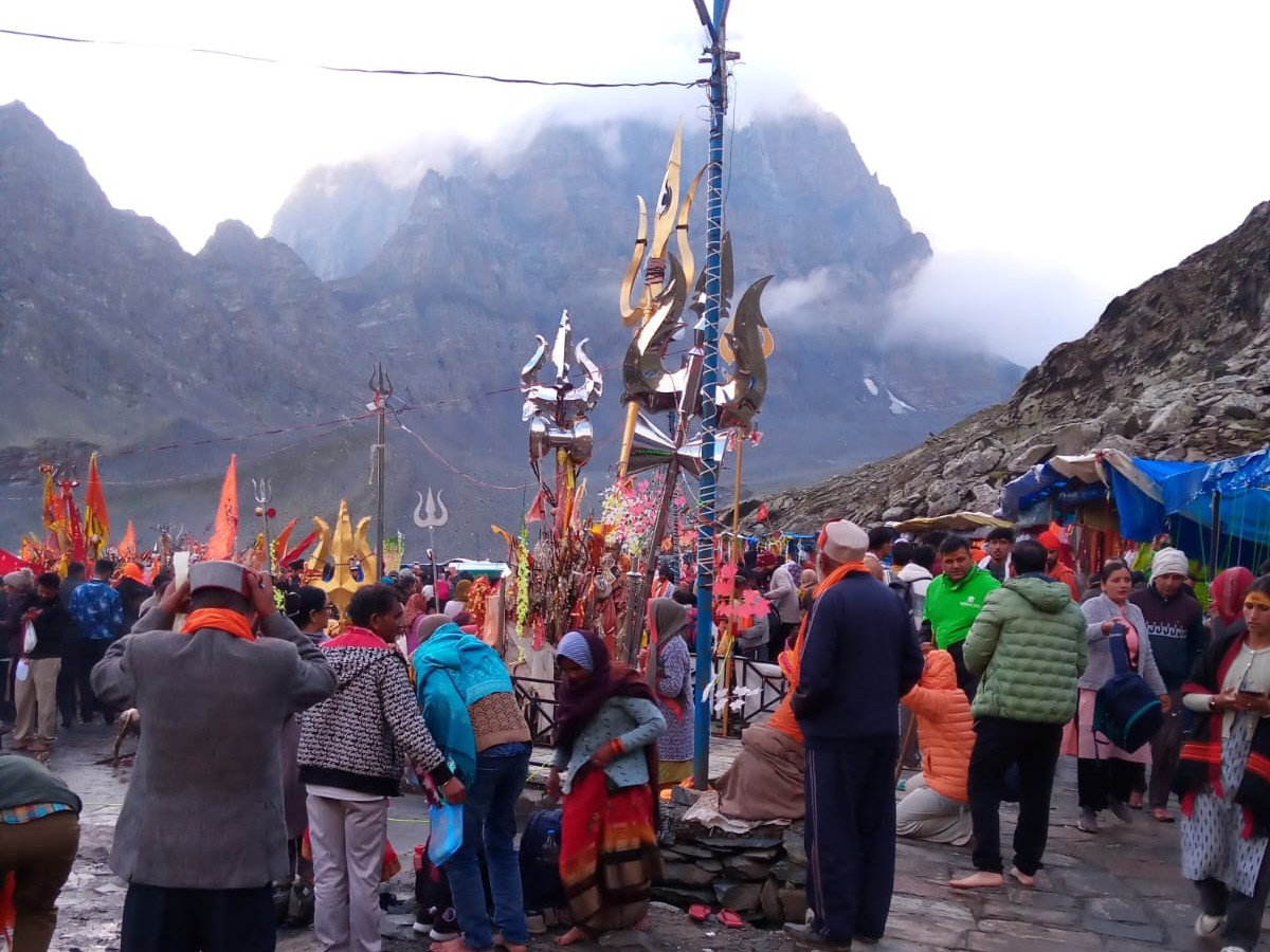 मणिमहेश पहुंचे भगवान भोले के भक्त।