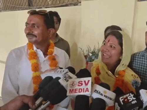 भीलवाड़ा में निर्दलीय मेयर का पर्चा भरने वाली पार्षद संतोष कंवर ने नाम वापस ले लिया। भीलवाड़ा में पहली महिला मेयर बनने का रास्ता साफ हुआ।