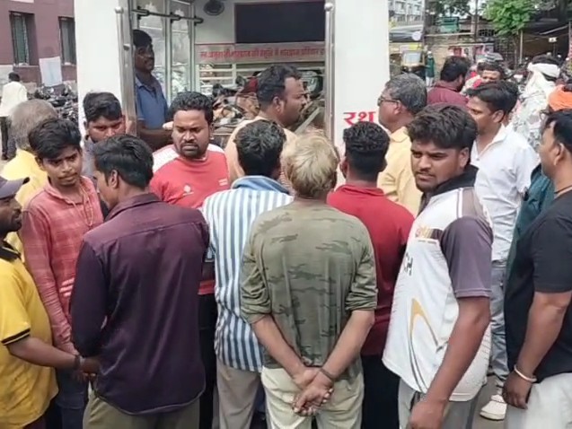 अस्पताल में मौजूद मृतक के परिजन और परिचित।