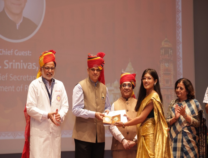 समारोह में 226 विद्यार्थियों को शैक्षणिक उत्कृष्टता के लिए सम्मानित किया गया।