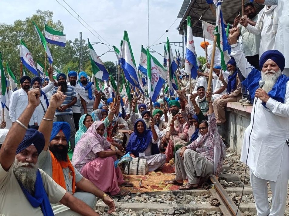 फिरोजपुर में धरने पर बैठे किसान।