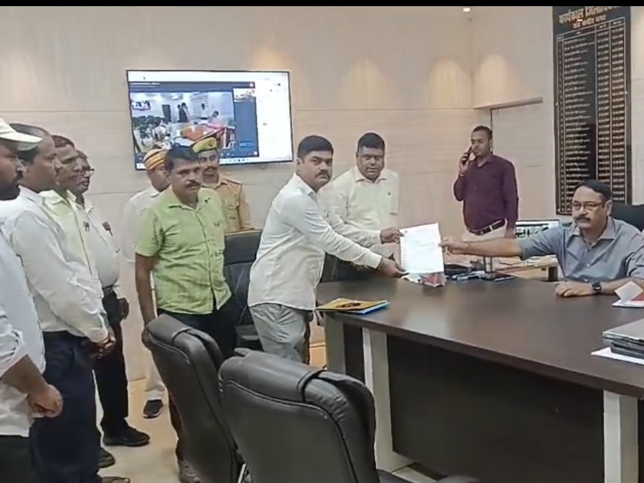 सहायक अध्यापक पद पर नियुक्ति की मांग को लेकर डीएम को मुख्यमंत्री के नाम सौंपा ज्ञापन। - Dainik Bhaskar