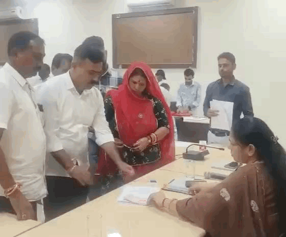 संतोष कंवर ने निर्दलीय नामांकन भरा था।