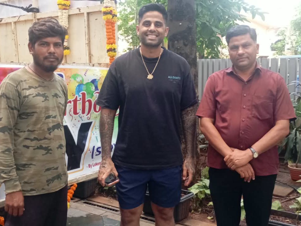 14 सितंबर को क्रिकेट प्रेमी सूर्यकुमार यादव के मुंबई स्थित घर पहुंचे थे।