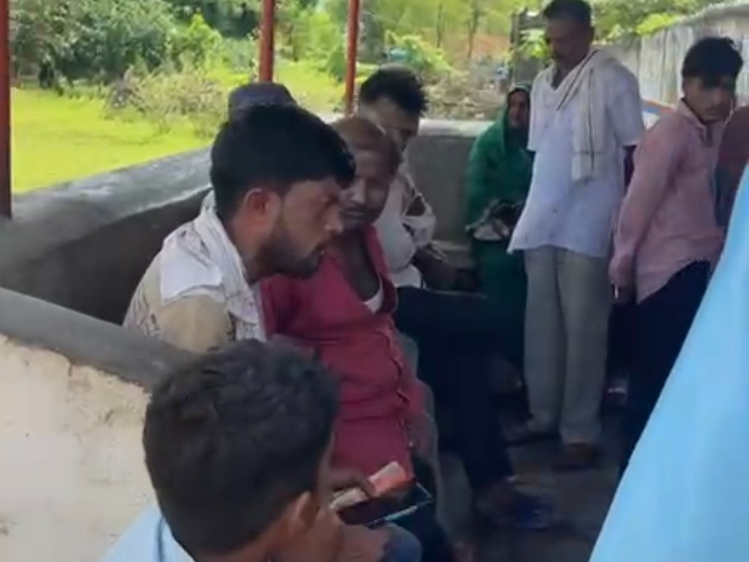 लालगांव गैस एजेंसी के बाहर सुबह से लगी लाइन, घंटों इंतजार के बाद भी सिलेंडर नहीं मिलने का आरोप - Dainik Bhaskar