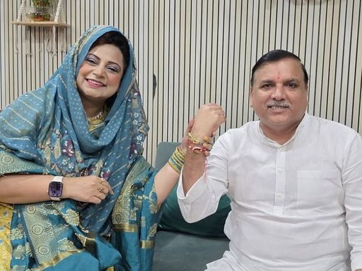 हुदा जरीवाला ने यह फोटो 29 अगस्त को अपने इंस्टाग्राम अकाउंट पर पोस्ट की थी। इसमें वह AAP सांसद संजय सिंह को राखी बांधती दिख रही हैं।