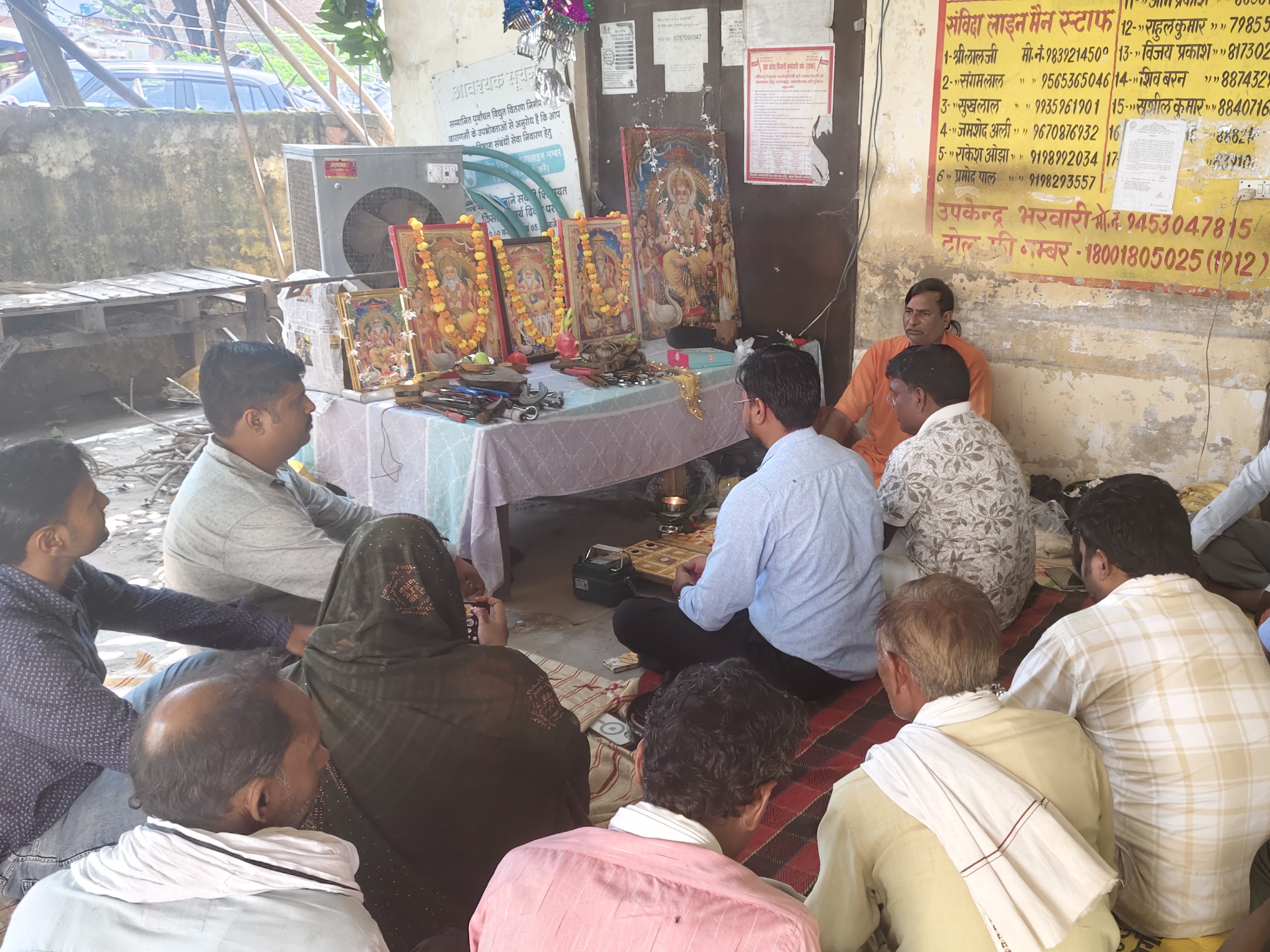 कौशांबी में मुख्यालय समेत भरवारी, करारी, सरायअकिल, सैंता और सिराथू के बिजली सब स्टेशनों पर भी विश्वकर्मा पूजा हुई।