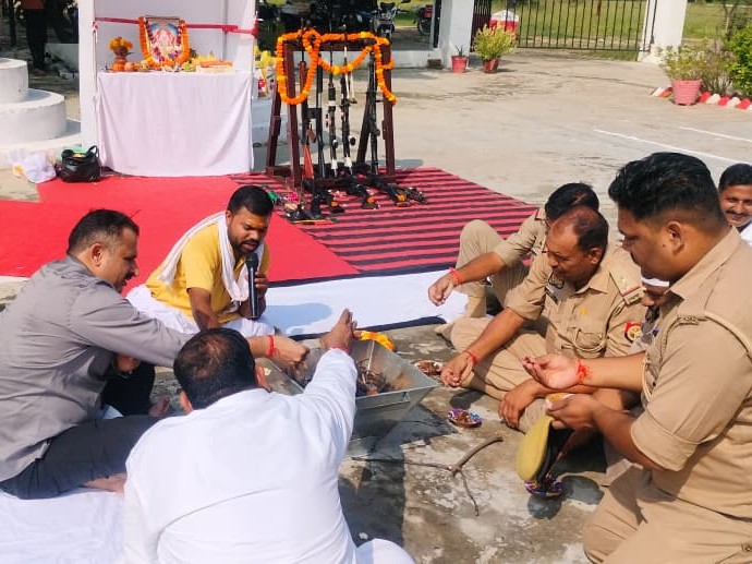 पुलिस लाइन के शस्त्रागार में रखे शस्त्रों और पुलिस के कामकाज में इस्तेमाल होने वाले अलग-अलग उपकरणों की पूजा की गई।