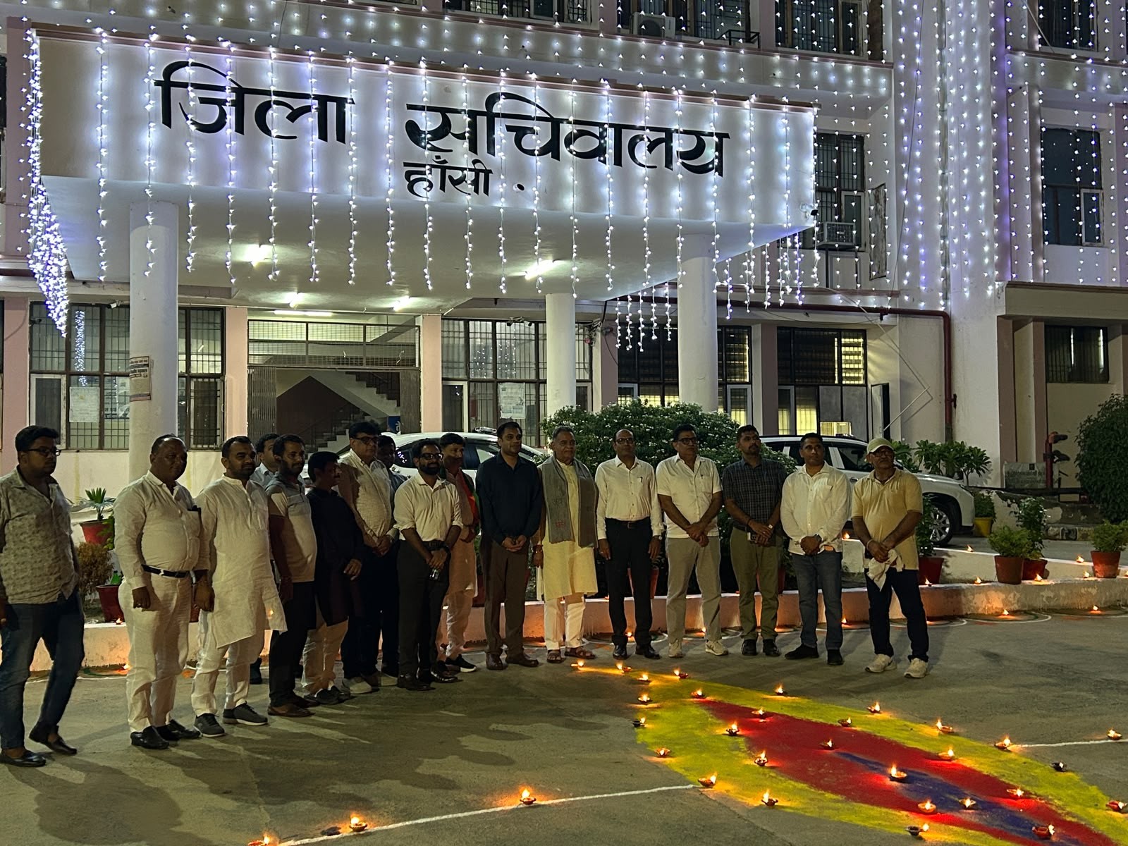 जिला सचिवालय दीपों से जगमगाया, सेवा संकल्प अभियान, पीएम मोदी की लंबी उम्र की कामना|हांसी,Hansi - Dainik Bhaskar