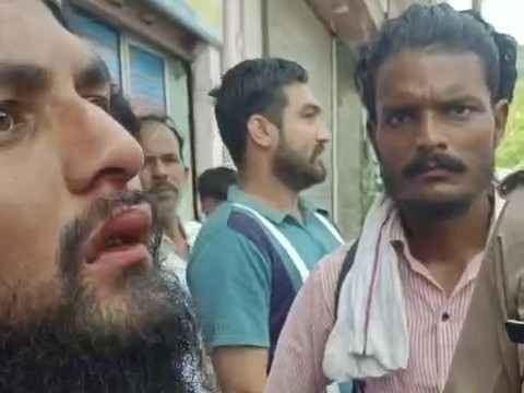 युवती ने पास की दुकान पर पहुंचकर दुकानदार को घटना की जानकारी दी।