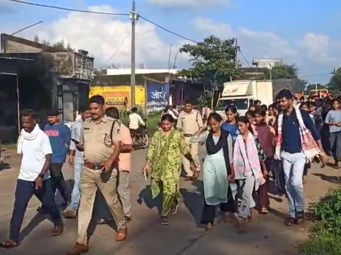 छात्राओं के हॉस्टल से बाहर आने की सूचना के बाद पुलिसबल मौके पर पहुंच गया था।