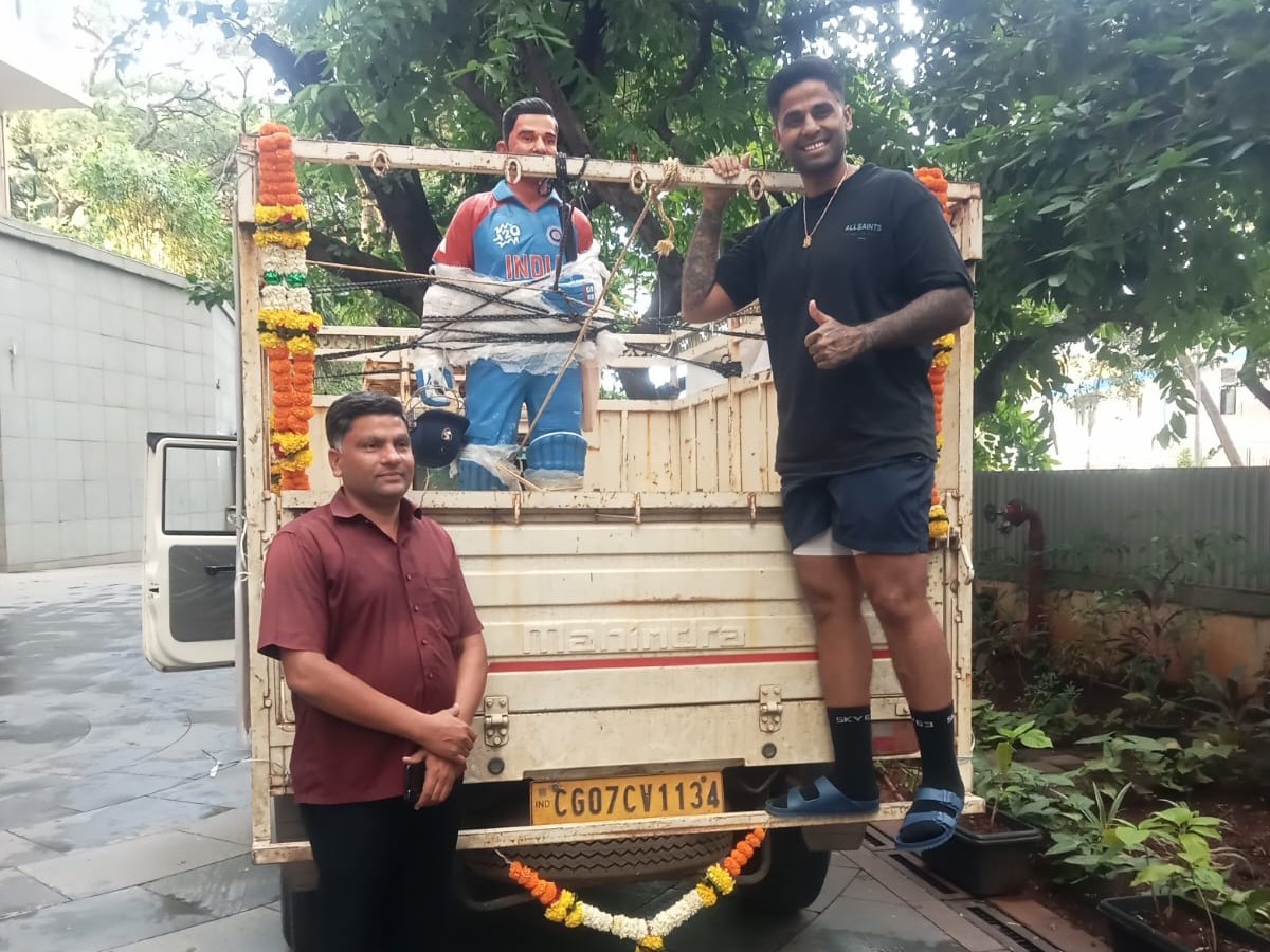 भारतीय क्रिकेटर ने पिकअप पर खड़े होकर फोटो खिंचवाई।