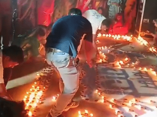 गुरुवार शाम देहरादून के घाटों-सरकारी संस्थानों में दीये जलाए गए।