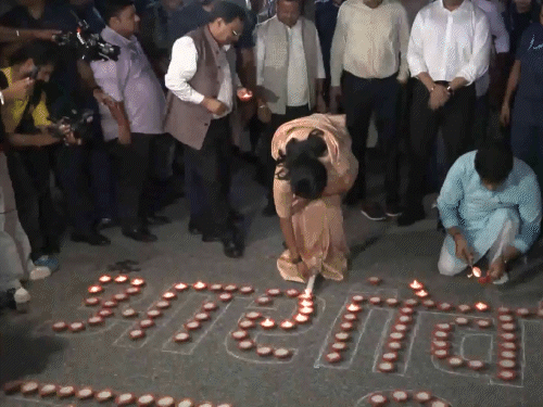 दिल्ली की सीएम रेखा गुप्ता ने भाजपा कार्यकर्ताओं के साथ दीए जलाए। दिल्ली में कई जगहों पर ऐसे कार्यक्रम आयोजित किए गए हैं।