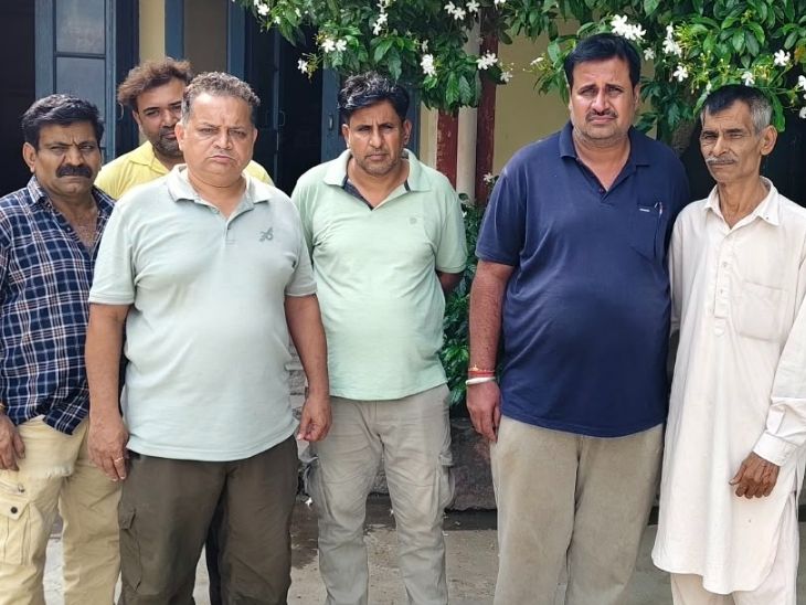 मामले में फतेहाबाद पुलिस को बयान दर्ज कराने पहुंचे परिजन। सफेद कुर्ते में मृतक गौरव के पिता तरुण हैं।