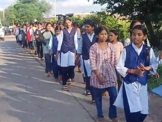 15 सितंबर को छात्राएं एकाएक हॉस्टल से निकल हाईवे पर पहुंच गई थीँ।