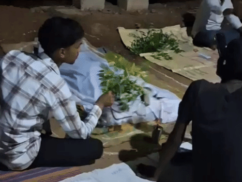 टिकेश साहू की मौत के बाद परिवार में शोक का माहौल है।