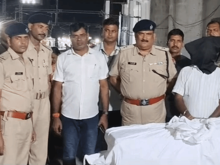 पुलिस की गिरफ्त में आरोपी और बरामद गांजा।