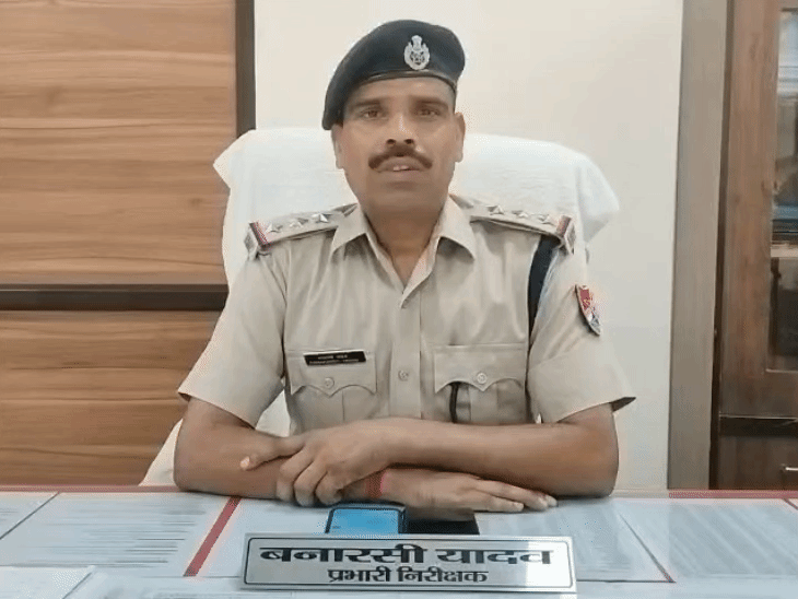जानकारी देते हुए आरपीएफ थानाध्यक्ष बनारसी यादव।