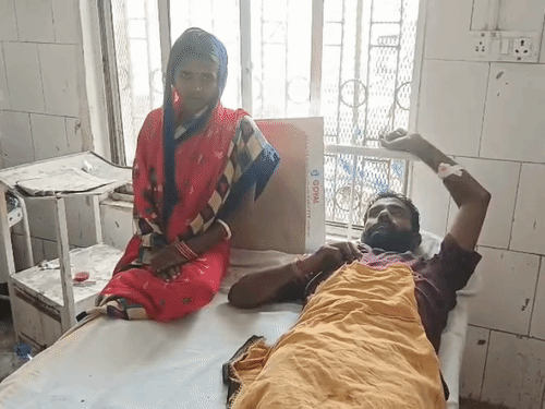 अस्पताल में इलाज के दौरान घायल के साथ उसकी पत्नी।