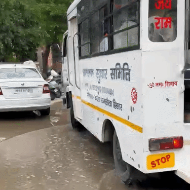हिसार में श्मशान घाट के रास्ते में पानी भर गया। इस दौरान जलभराव के बीच से ही मोक्ष वाहन गुजरता दिखा।