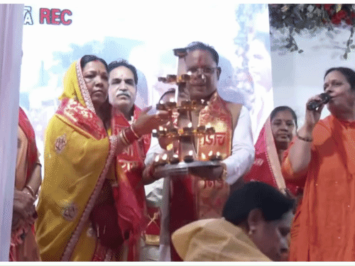 सीएम साय महादेव घाट में महाआरती में शामिल हुए।
