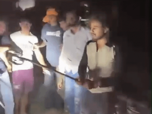 आरोपी अपने दोस्तों के साथ हथियार लहराता हुआ।