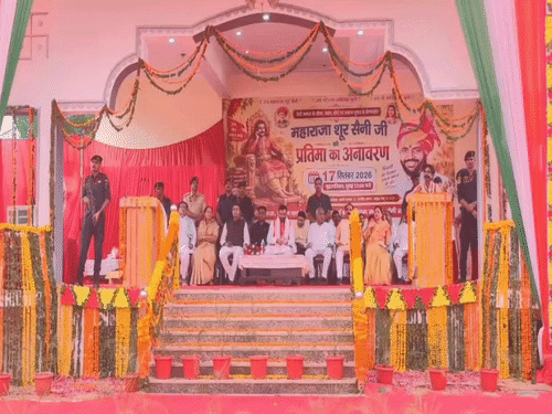 नारनौल में गुरुवार को कार्यक्रम के दौरान मंच संचालन की जिम्मेदारी निभा रहे सैनी सभा के पूर्व प्रधान जेपी सैनी भीड़ से नारे लगवाते हुए। इसी दौरान उन्होंने CM नायब सैनी को भावी प्रधानमंत्री कह डाला।