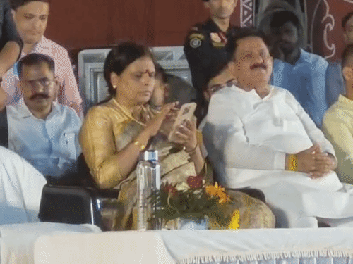 मंच पर बैठीं BJP की प्रदेशाध्यक्ष अर्चना गुप्ता।