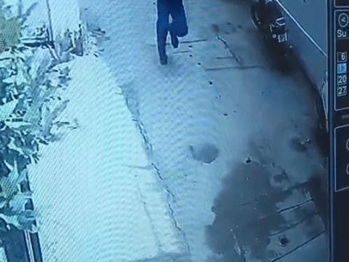 चाकू मारकर भागते CCTV में दिखें थे तीनों आरोपी।