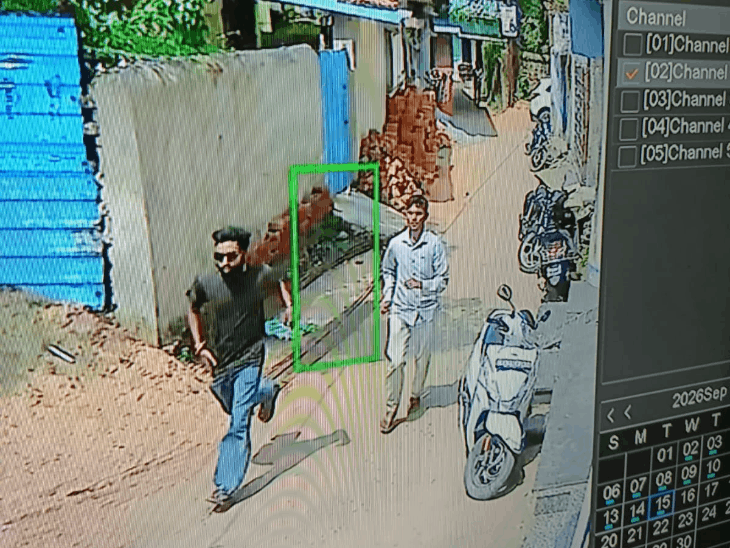 चाकू मारकर भागते CCTV में दिखें थे तीनों आरोपी।