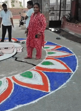 दरभंगा मं रंगोली से बनाई गई पीएम मोदी की आकृति।