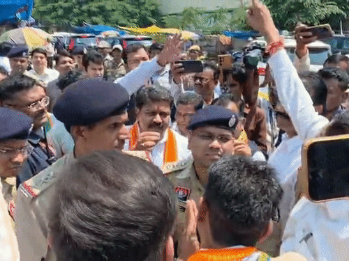 विवाद के दौरान डिप्टी सीएम विजय शर्मा मौके पर पहुंचे, तो उनसे भी बहस हो गई।