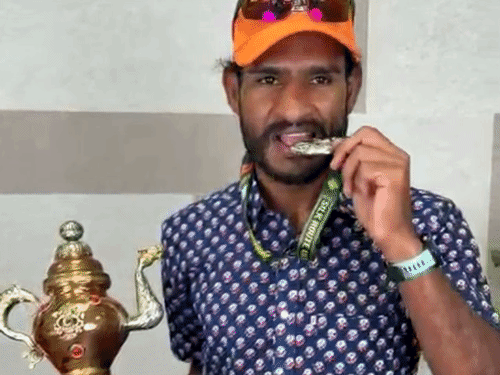 सिल्वर मेडल के साथ सूरज मीणा।