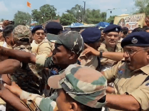 बीजेपी और कांग्रेस कार्यकर्ताओं में जमकर धक्का मुक्की हुई।