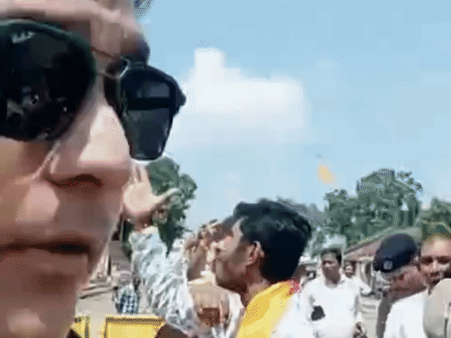 बीजेपी और कांग्रेस कार्यकर्ताओं ने एक-दूसरे पर जूते-चप्पल तक फेंके।