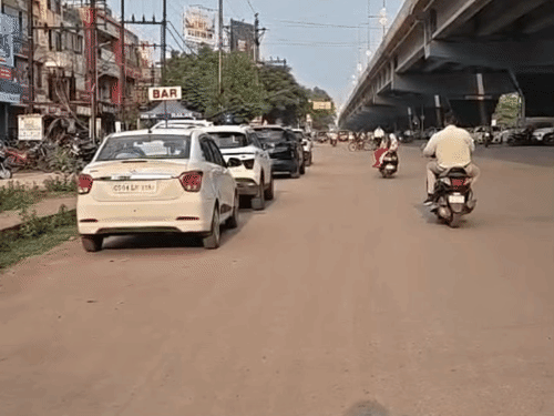 सुपेला चौक पर सड़क किनारे वाहन खड़े पार्क किए जाते हैं।