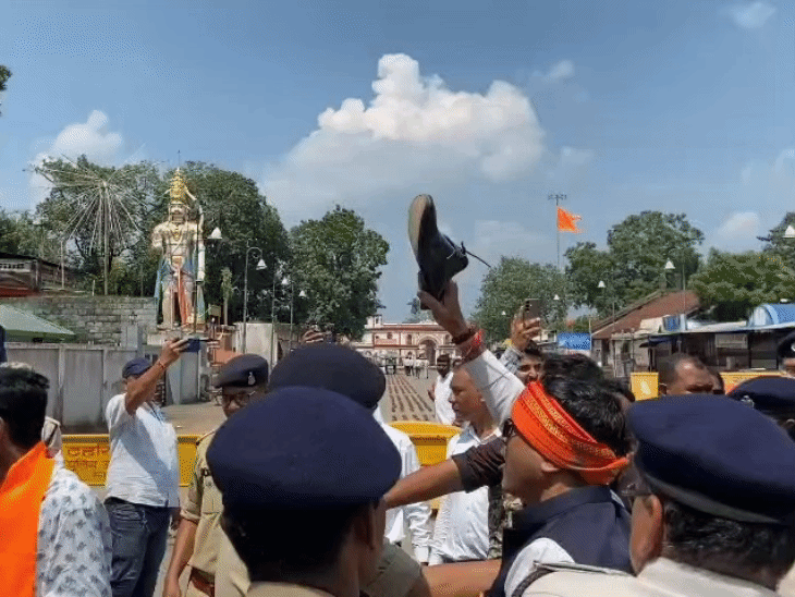 जगदलपुर में बीजेपी-कांग्रेस कार्यकर्ता भिड़ गए, एक दूसरे पर जूते-चप्पल फेंके।