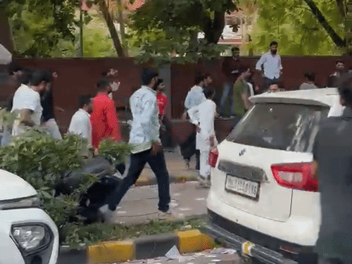 हिंसाचारापूर्वी जमावात सहभागी झालेले अज्ञात लोक हातात काठ्या घेऊन जाताना दिसले.