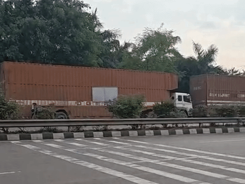 हाईवे के किनारे ड्राइवर ट्रक खड़े कर देते हैं।