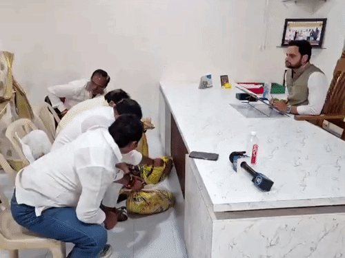 प्रदर्शनकारी अपने साथ 3 छोटी-छोटी बोरियां लेकर ऑफिस पहुंचे और अफसर की टेबल के सामने रख दिया।