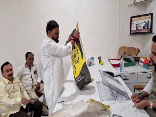 एक कुत्ते को टेबल पर रखने के बाद प्रदर्शनकारी ने दूसरी बोरी भी खोल दी। उसमें भी कुत्ते का बच्चा था।