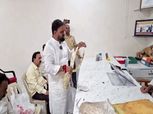कार्यकर्ता अपने साथ नोटों से बनी एक माला भी लेकर आए थे। हालांकि, उन्होंने अफसर को माला नहीं पहनाई।