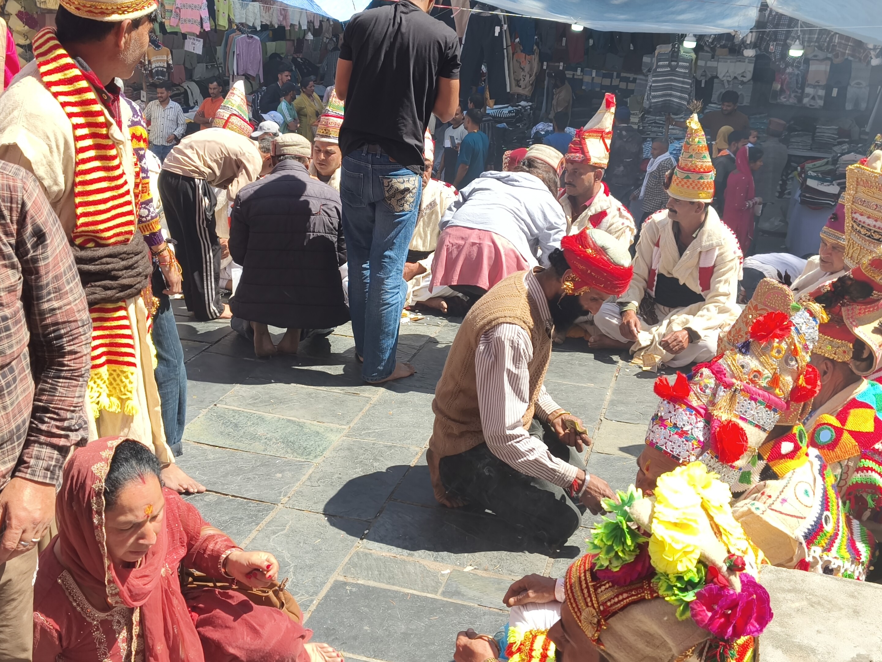 मणिमहेश पहुंचे श्रद्धालु पूजा अर्चना करते हुए।
