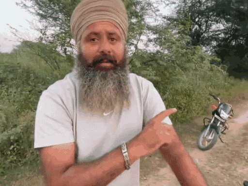 घटना के बारे में बताते गोताखोर प्रगट सिंह।